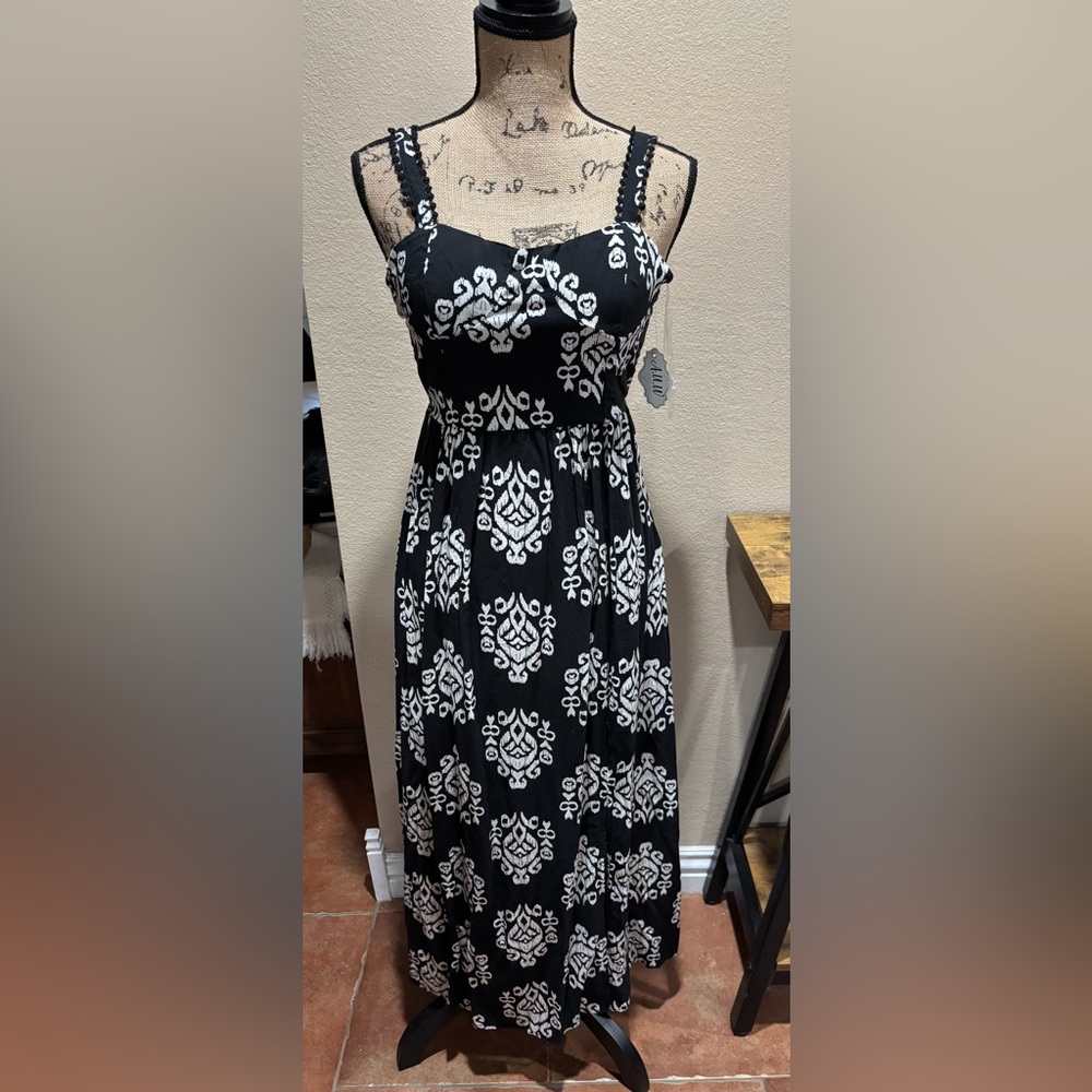 Elegant Black and White Patterned Maxi Dress